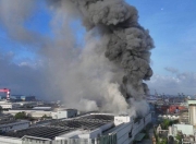 台湾高雄一锂电池工厂发生火灾，现场传出爆炸声